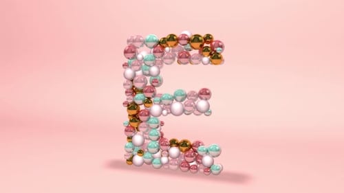Buchstabe E aus Perlen, Glaskugeln, Pastellperlen, Kristalljuwelen und Gold.