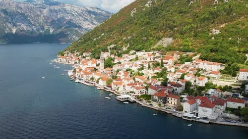 Drohnenaufnahme der authentischen Architektur von Perast und Kotor Bay