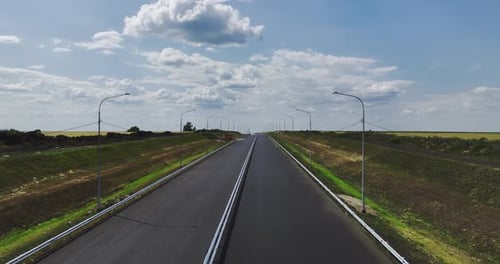 Franja de carretera de dos carriles completamente nueva lejos de la ciudad