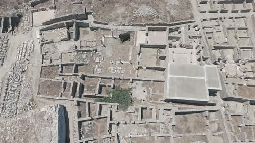 Survol de Délos et de ses temples.