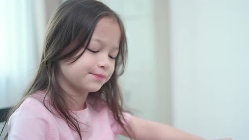 Un grupo de estudiantes de un colegio internacional con horas de diversión aprendiendo haciendo dibujos