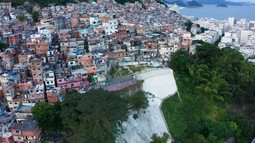 Vista aérea de casas coloridas de favela em uma encosta, Brasil.