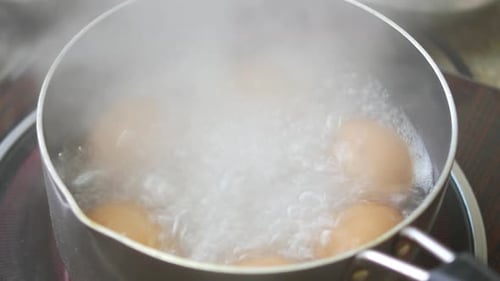 Eier in heißem Wasser kochen