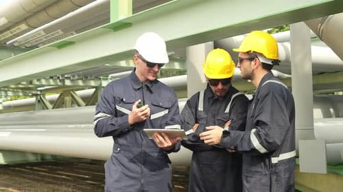 Un travailleur examine l'infrastructure du pipeline pendant la journée dans une installation extérieure
