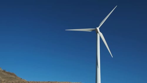 Kinetische Windkraft dreht sich unendlich auf Rotorblättern von Windparks und sorgt so für nachhaltige Energie