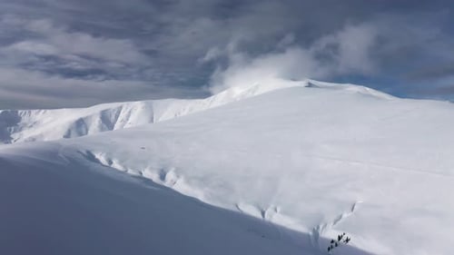 Vaste sommet enneigé de Papusa sous un ciel nuageux, Iezer-Papusa Mtns, Arges, Roumanie