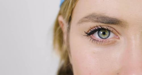 Portrait of a beautiful female doctor smiling showing a perfect smile, on professional clinic. Con