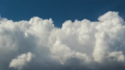 Time Lapse de tempo de nuvens tempestuosas de cumulonimbus se formando antes da tempestade no céu escuro se movendo e mudando