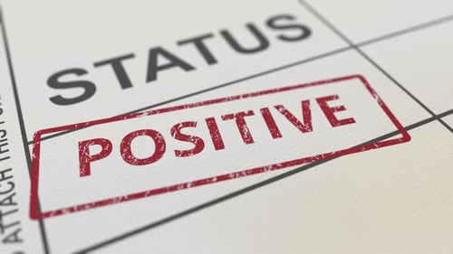 Mettre un tampon en caoutchouc positif rouge sur un formulaire papier