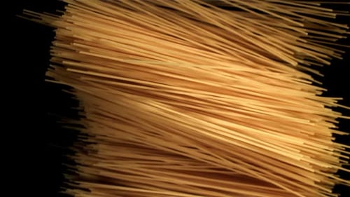 Spaghetti-Nudeln fliegen hoch und fallen runter, gefilmt mit einer Hochgeschwindigkeitskamera mit 1000 Bildern pro Sekunde