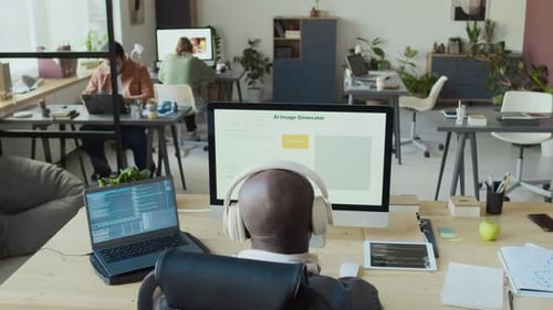 Desarrolladores que trabajan en la oficina de una innovadora empresa emergente de IA