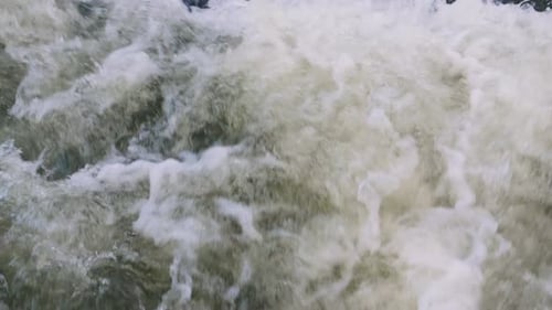 Plan au ralenti montrant des ruisseaux d'eau qui tombent d'une hauteur.