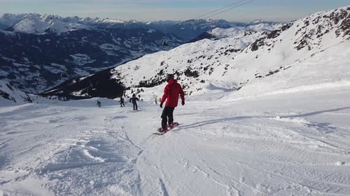 Snowboarder. Mann snowboardet in den Alpen