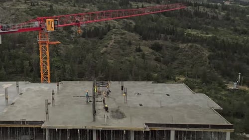 Los constructores trabajan en la azotea de una casa de bloques (de cerca)