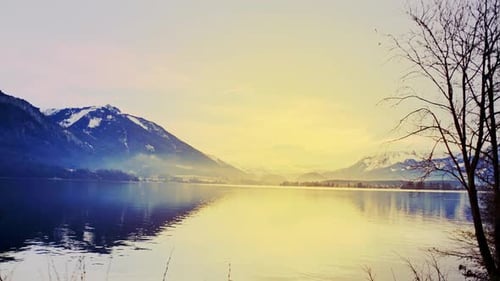 Ruhiger See mit Reflexionen der schneebedeckten Berge
