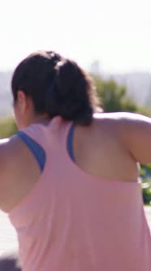 Vídeo vertical: braços estendidos, mulher de tanque rosa copiando ônibus se esticando no convés, tapetes para a saúde