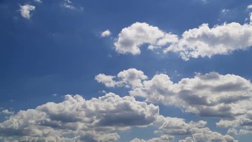 Flauschige weiße Wolken im Zeitraffer mit blauem Himmel