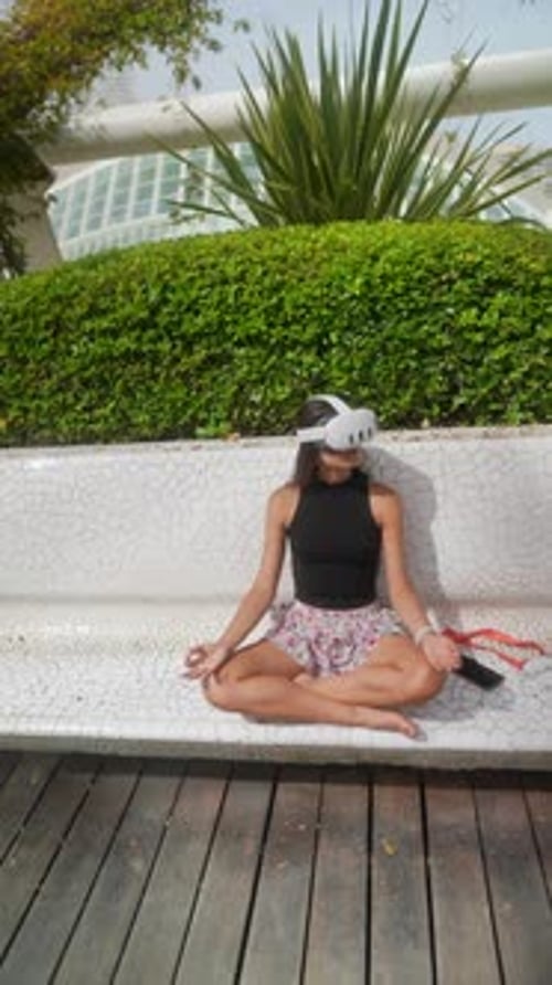 VR Meditation in Urban Park with Greenery and Sunlight for Relaxation and Mindfulness