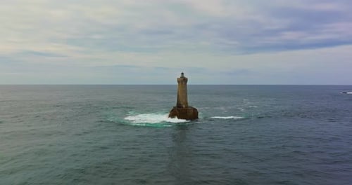 Eine rotierende Luftaufnahme von Phare Du Four, einem Leuchtturm in der Bretagne, Frankreich, ein antiker Leuchtturm, der noch steht