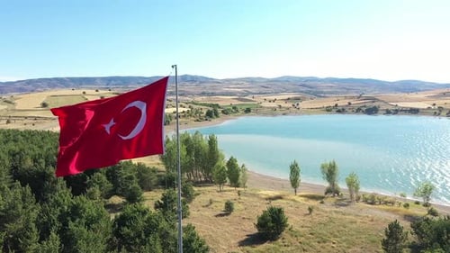 Vue aérienne du lac et drapeau turc agitant