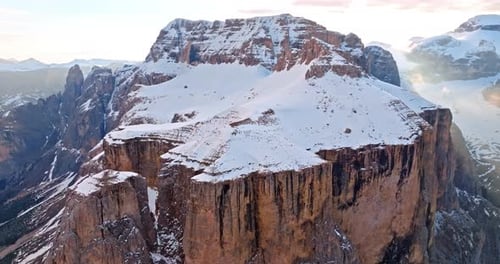 Vue aérienne du mont Piz Boe dans les Dolomites, en Italie