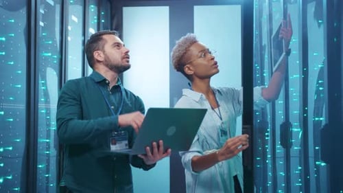 IT-Experten, die mit Serverwartungsaufgaben in einer Rechenzentrumsumgebung befasst sind