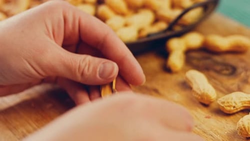 Efecto ondulado de la mujer que pela los cacahuetes de la bandeja retro