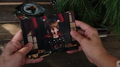 Fotos familiares impresas en Navidad de una persona mirando