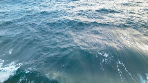 Meereswellen mit Schaum an der Küste der Insel Madeira im Atlantik