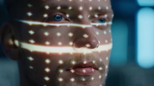 Ein gutaussehender junger kaukasischer Mann wird durch ein biometrisches Gesichtserkennungs-Scanverfahren identifiziert. Futuri