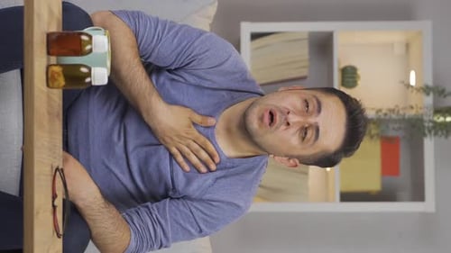 Vidéo verticale d'un homme essoufflé respire fort.