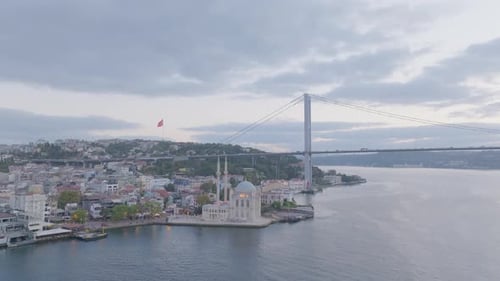 Historische Ortaköy-Moschee und Bosporus von Istanbul aus der Luft