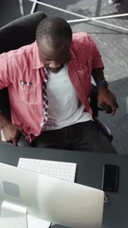 Configuration d'espace de travail moderne comprenant une chaise ergonomique et divers gadgets technologiques de pointe