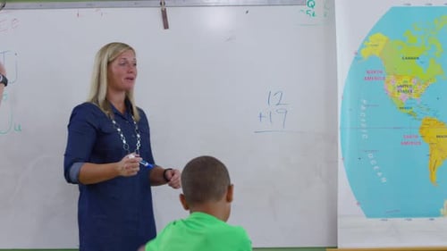 Professeur donnant des cours de mathématiques à l'école