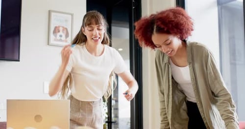 Dirigeant une session de remue-méninges, une femme engage ses collègues dans une rédaction commerciale créative