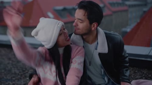 Pareja posa para una foto juntos en una azotea