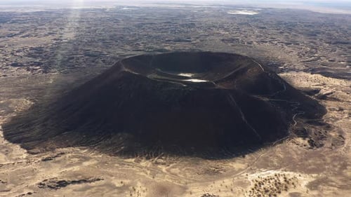Filmmusik Luftaufnahme des schlafenden Vulkans Amboy Crater in der Mojave-Wüste in Südkalifornien.