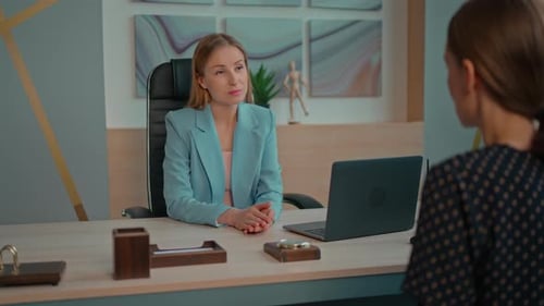 Femme interrogeant un candidat à un poste