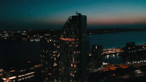 Kinoreifes Stadtbild aus der Luft bei Nacht