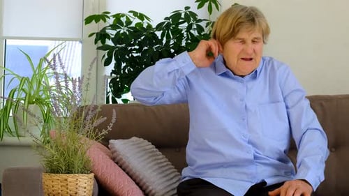 Alte Frau hat Ohrenschmerzen, selektiver Fokus