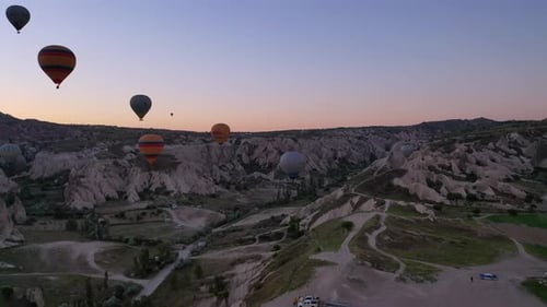 Ein Ballon fliegt über Kappadokien und schießt von einer Drohne aus in