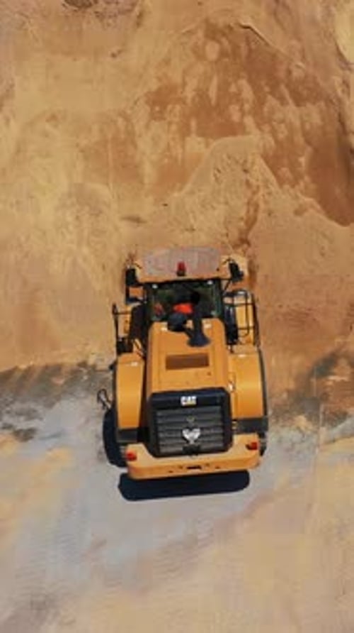 Vista aérea del lugar de construcción. Excavadora industrial trabajando en el sitio de construcción