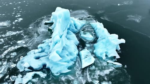 Eisberg im Meer Riesige Brocken blauen Gletschereis schwimmen auf den Wellen Arktische Natur in Island