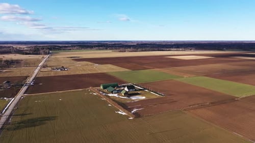 Fluggerät bei Tag über Bauernhaus und Ackerland, Weitwinkel
