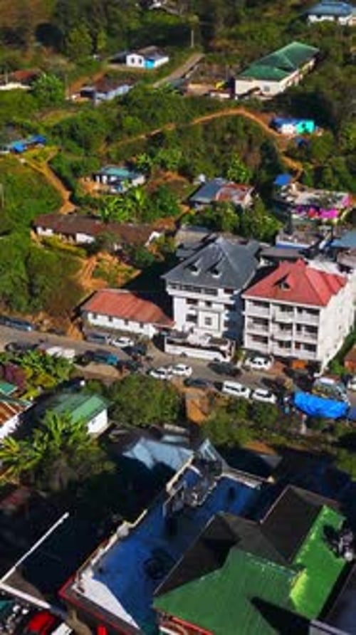 Tropical Hill Station Life : Vue par Drone du quartier résidentiel de Munnar et de ses routes sinueuses