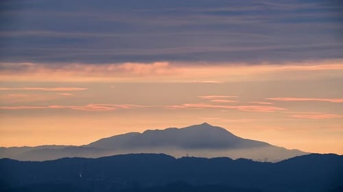 In der Abenddämmerung wunderschöner orangefarbener Sonnenuntergang, Silhouette der Berge.