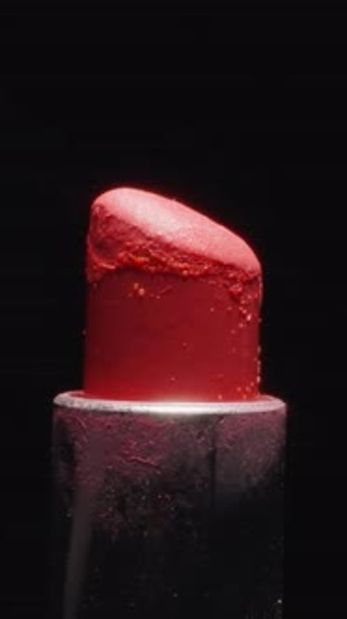 Rouge à lèvres rouge usagé pour maquillage illuminé par une lumière vive