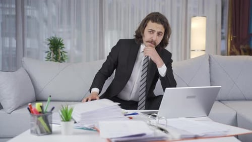 Homme d'affaires charismatique travaillant à domicile.