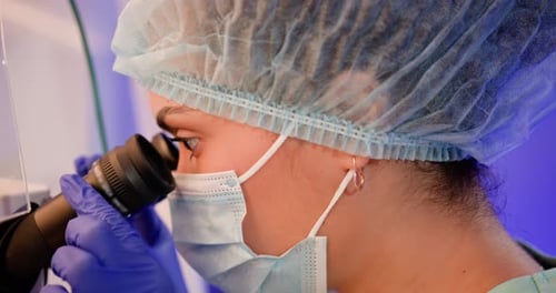Embryologiste effectuant une fécondation artificielle dans un laboratoire