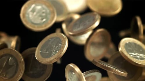 Las monedas vuelan hacia arriba y caen hacia abajo filmadas en cámara lenta a 1000 fps